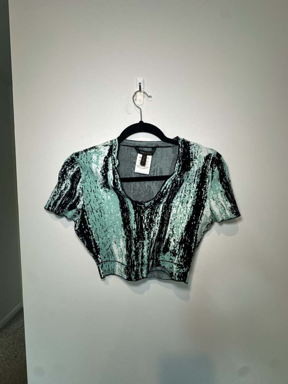 BCBGMaxAzria Green and Black Abstract Brushstroke Short Sleeve Crop Top Sweater